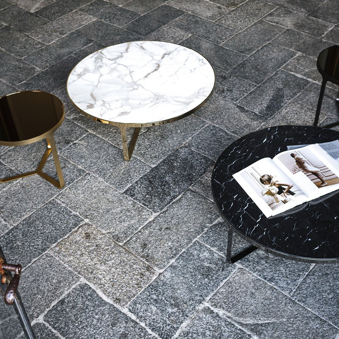 Table basse minimaliste en marbre avec base en cage métallique ouverte pour salon