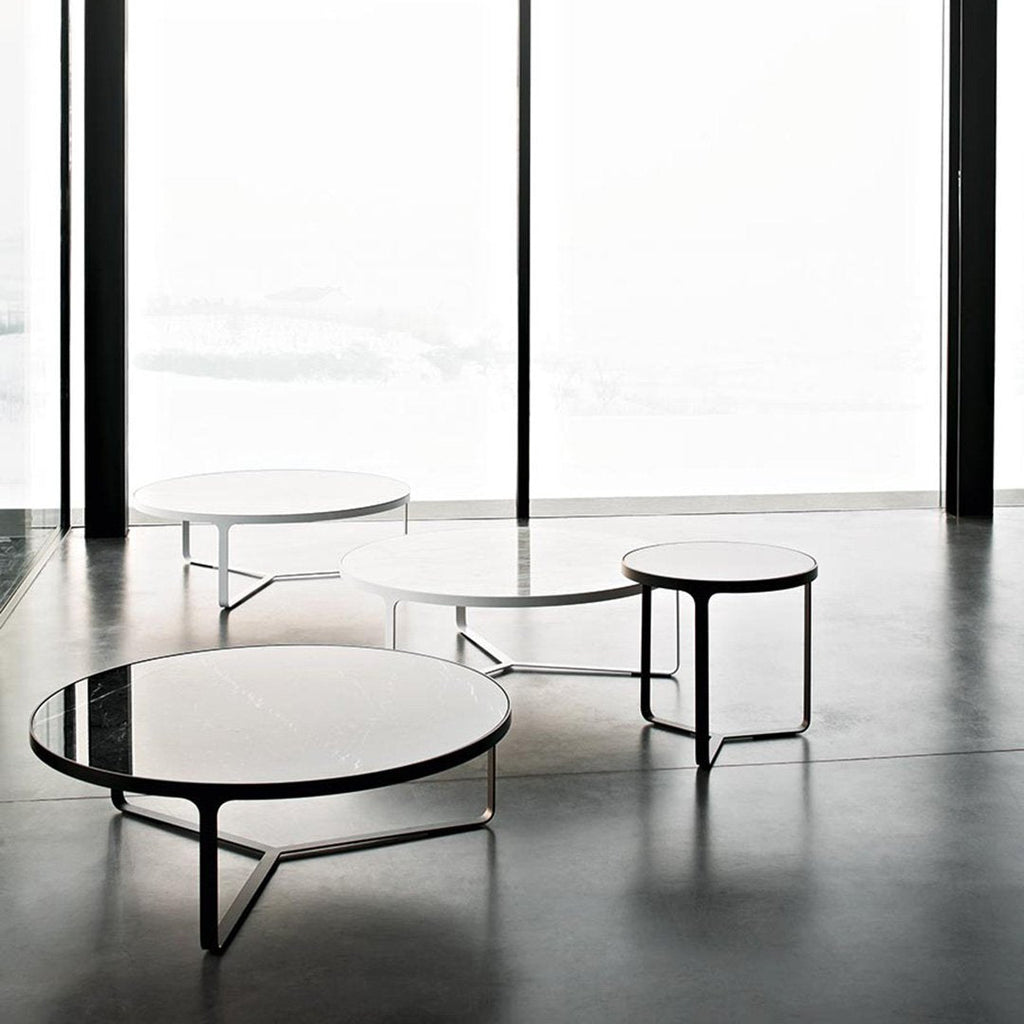 Table basse minimaliste en marbre avec base en cage métallique ouverte pour salon