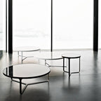 Table basse minimaliste en marbre avec base en cage métallique ouverte pour salon