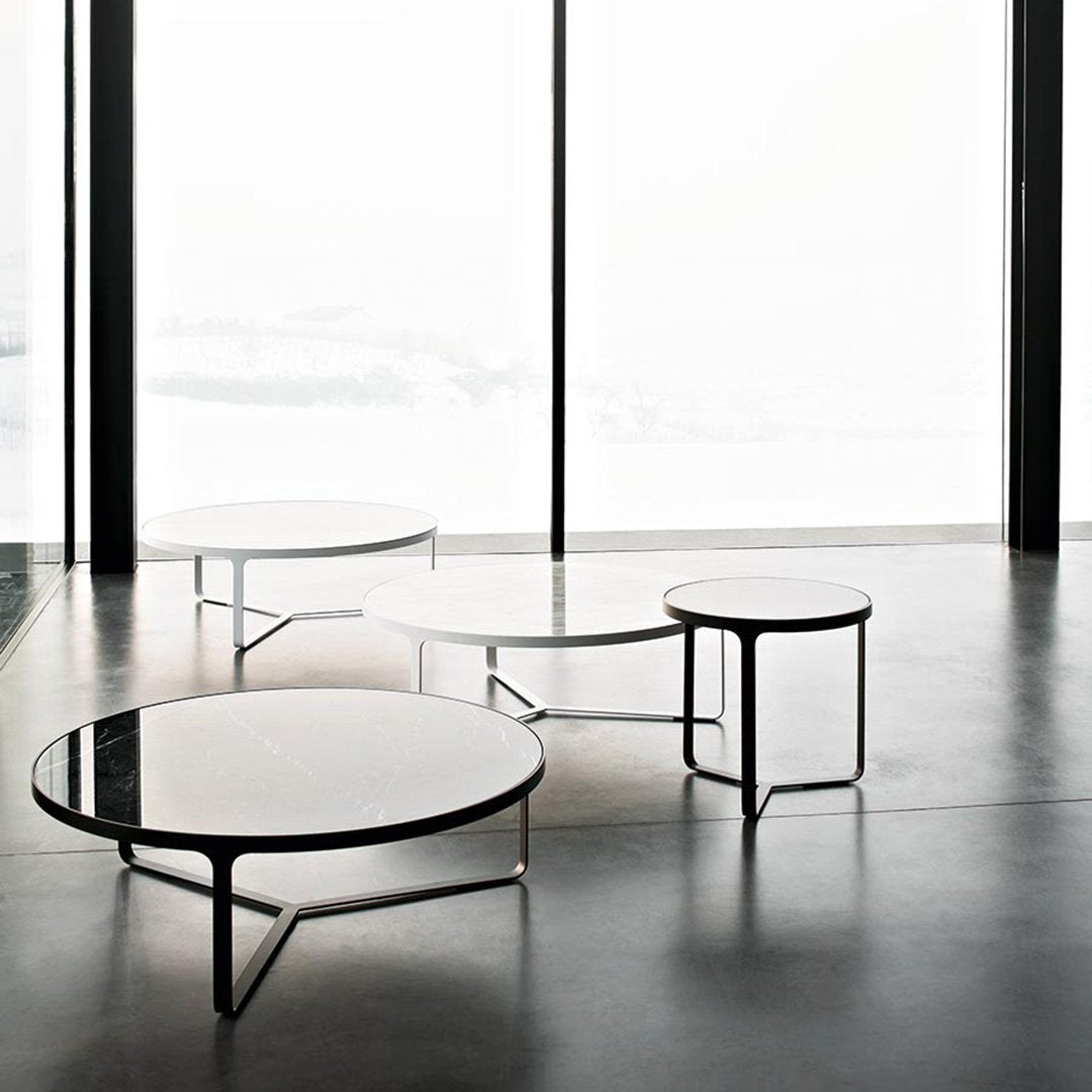Table basse minimaliste en marbre avec base en cage métallique ouverte pour salon