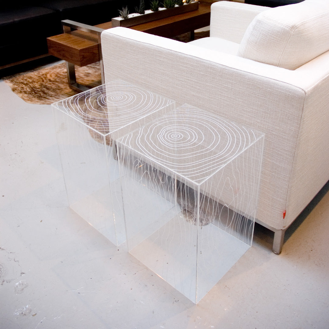 Table d'appoint moderne en acrylique et grain de bois avec rangement réversible pour salon