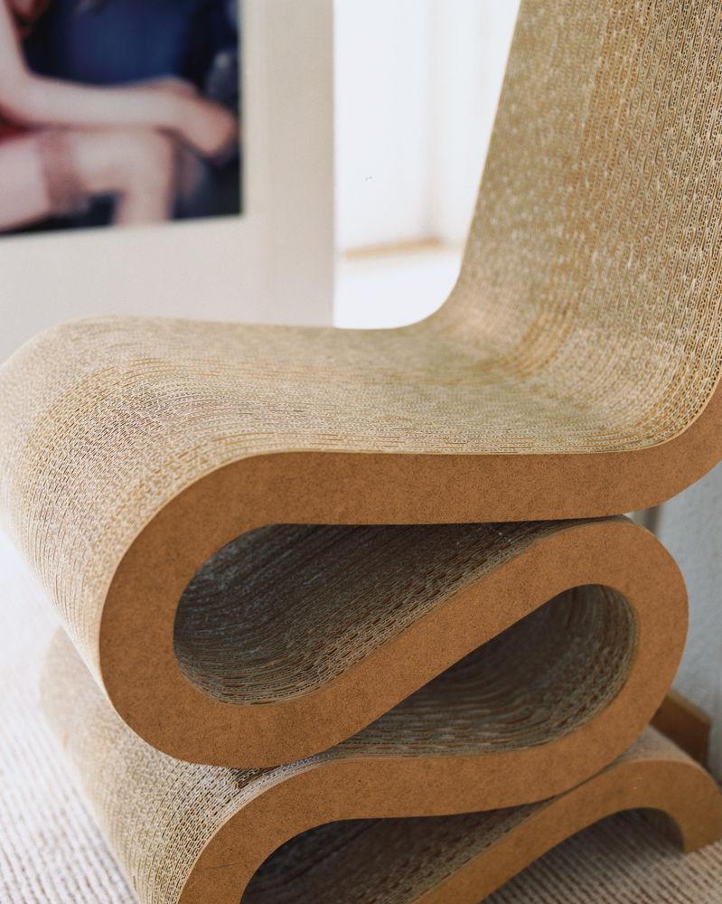 Chaise d'appoint sculpturale en carton avec bords superposés robustes et faciles pour la salle à manger