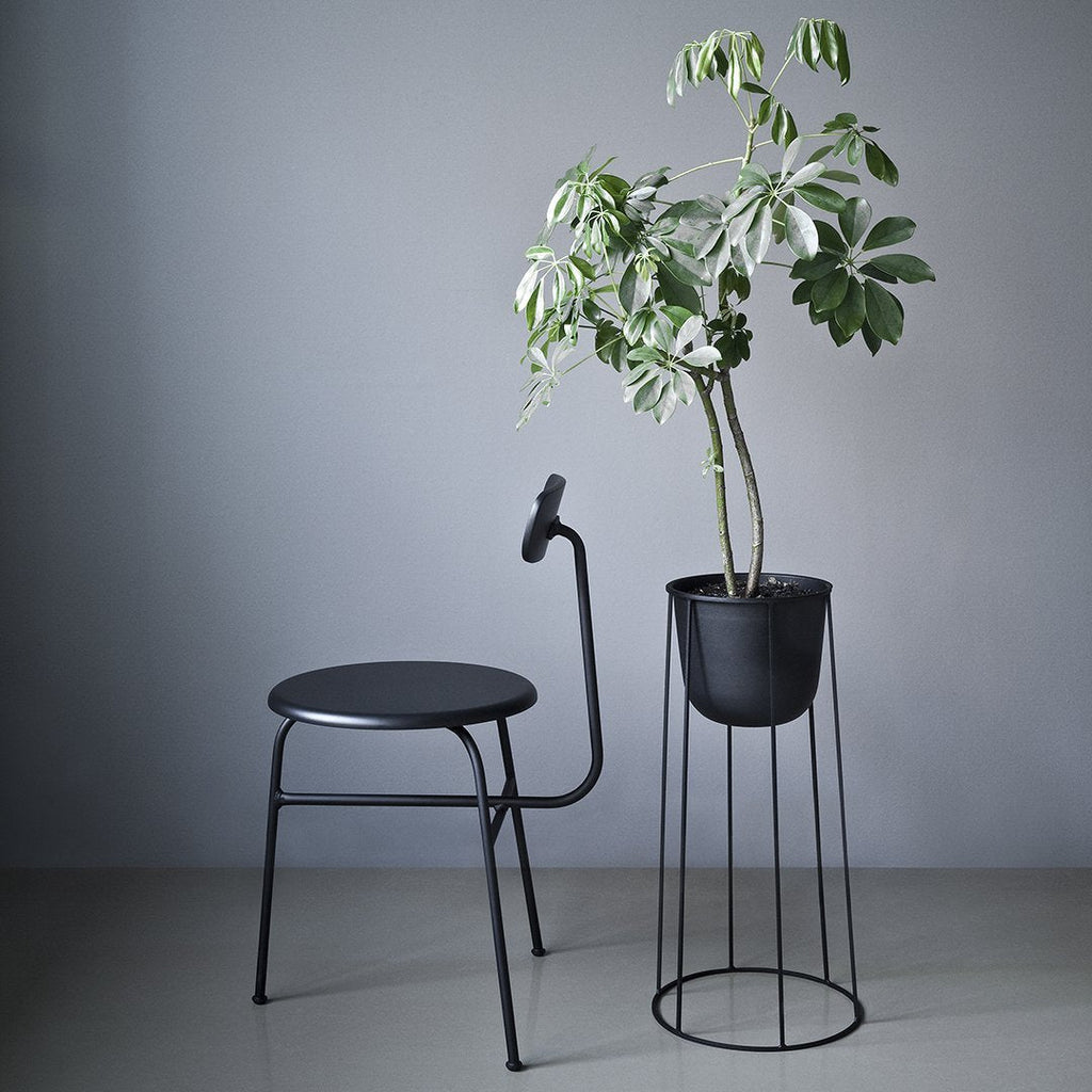 Chaise d'appoint minimaliste Bauhaus en acier et bois avec assise arrondie et dossier flexible pour salle à manger