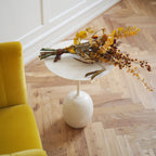 Table d'appoint contemporaine en marbre et acier avec piètement sculptural en forme de sucette inversée pour salon ou chambre à coucher