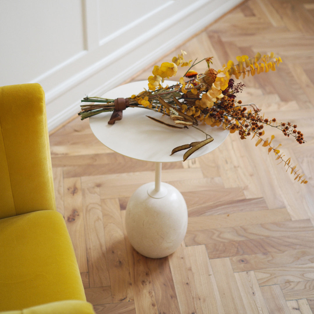 Table d'appoint contemporaine en marbre et acier avec piètement sculptural en forme de sucette inversée pour salon ou chambre à coucher