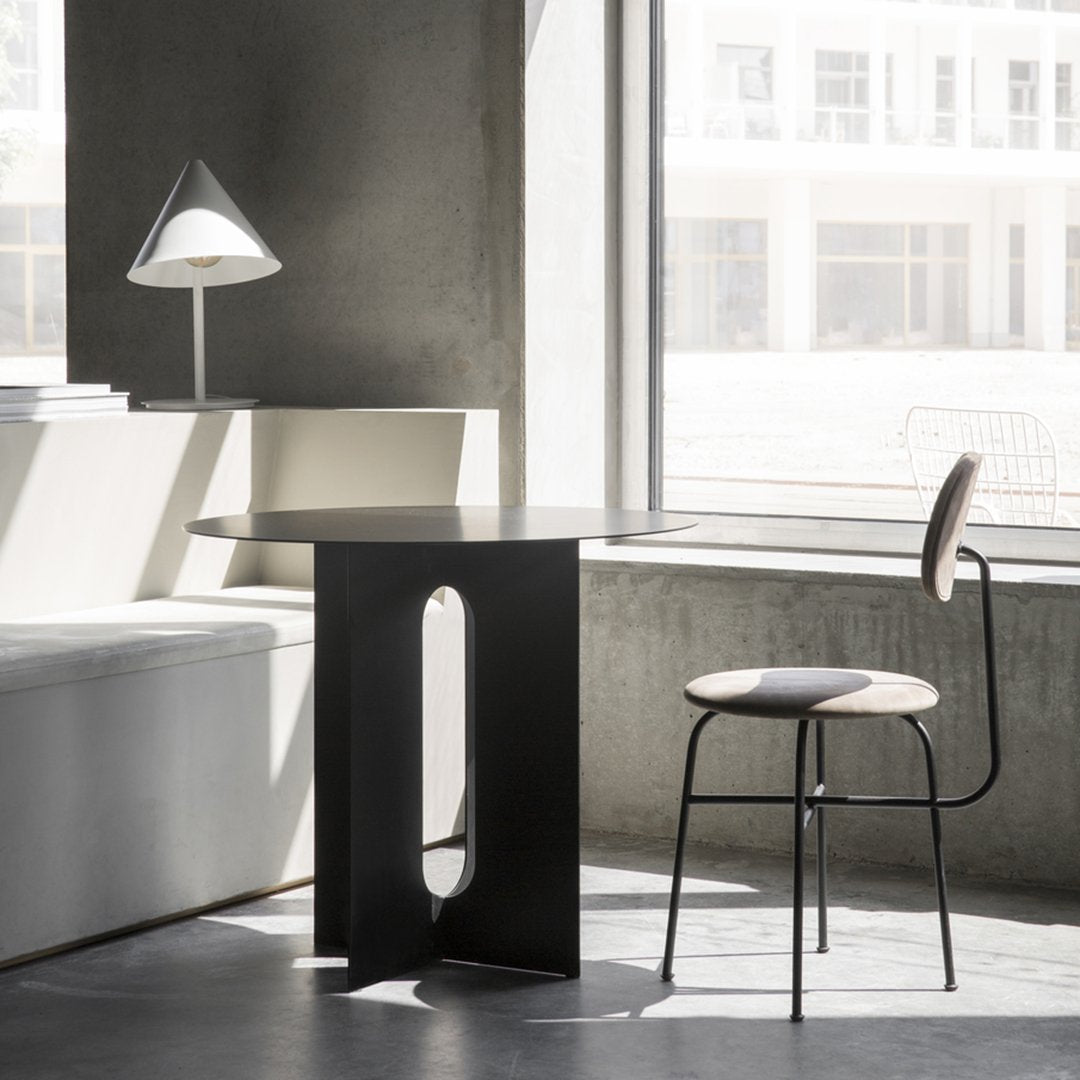 Chaise de salle à manger Bauhaus minimaliste entièrement tapissée avec structure en acier aux lignes épurées