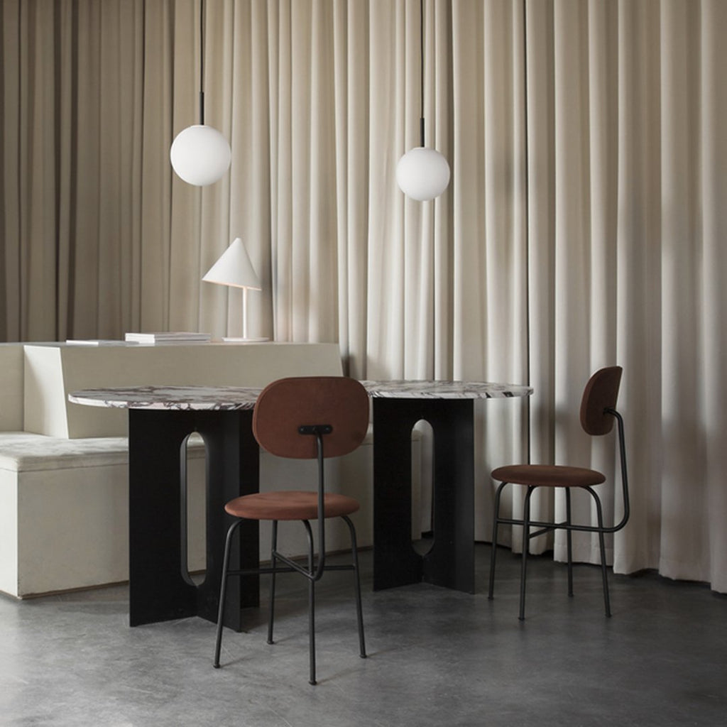 Chaise de salle à manger Bauhaus minimaliste entièrement tapissée avec structure en acier aux lignes épurées