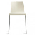 Chaise d'appoint minimaliste en contreplaqué courbé avec de bonnes proportions et un design empilable pour la salle à manger