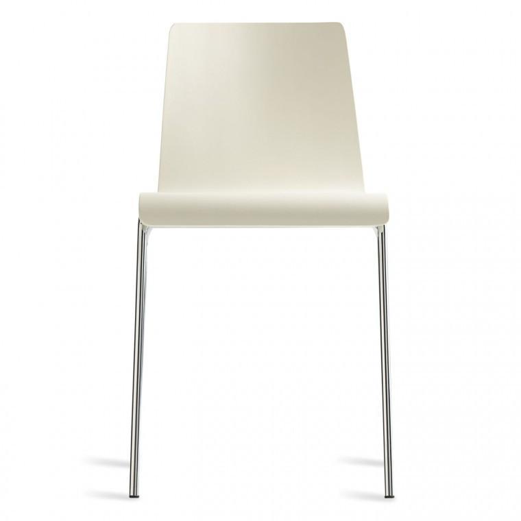 Chaise d'appoint minimaliste en contreplaqué courbé avec de bonnes proportions et un design empilable pour la salle à manger