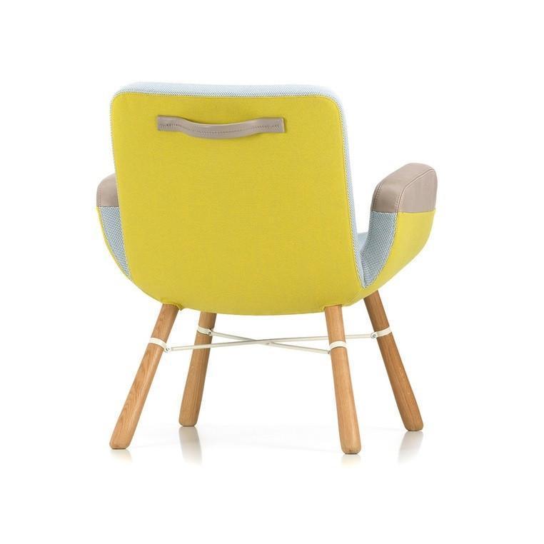Fauteuil lounge contemporain en matériaux mixtes avec détails en bois, métal et cuir pour le salon