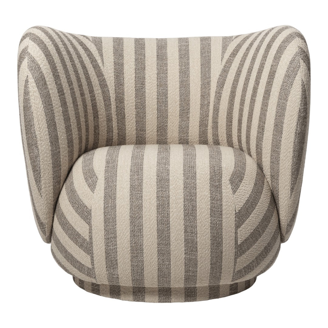 Fauteuil de salon contemporain en tissu bouclé avec cadre enveloppant curviligne pour le salon