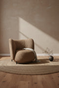 Fauteuil de salon contemporain en tissu bouclé avec cadre enveloppant curviligne pour le salon