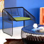 Fauteuil lounge moderne capitonné avec forme contemporaine confortable pour salon