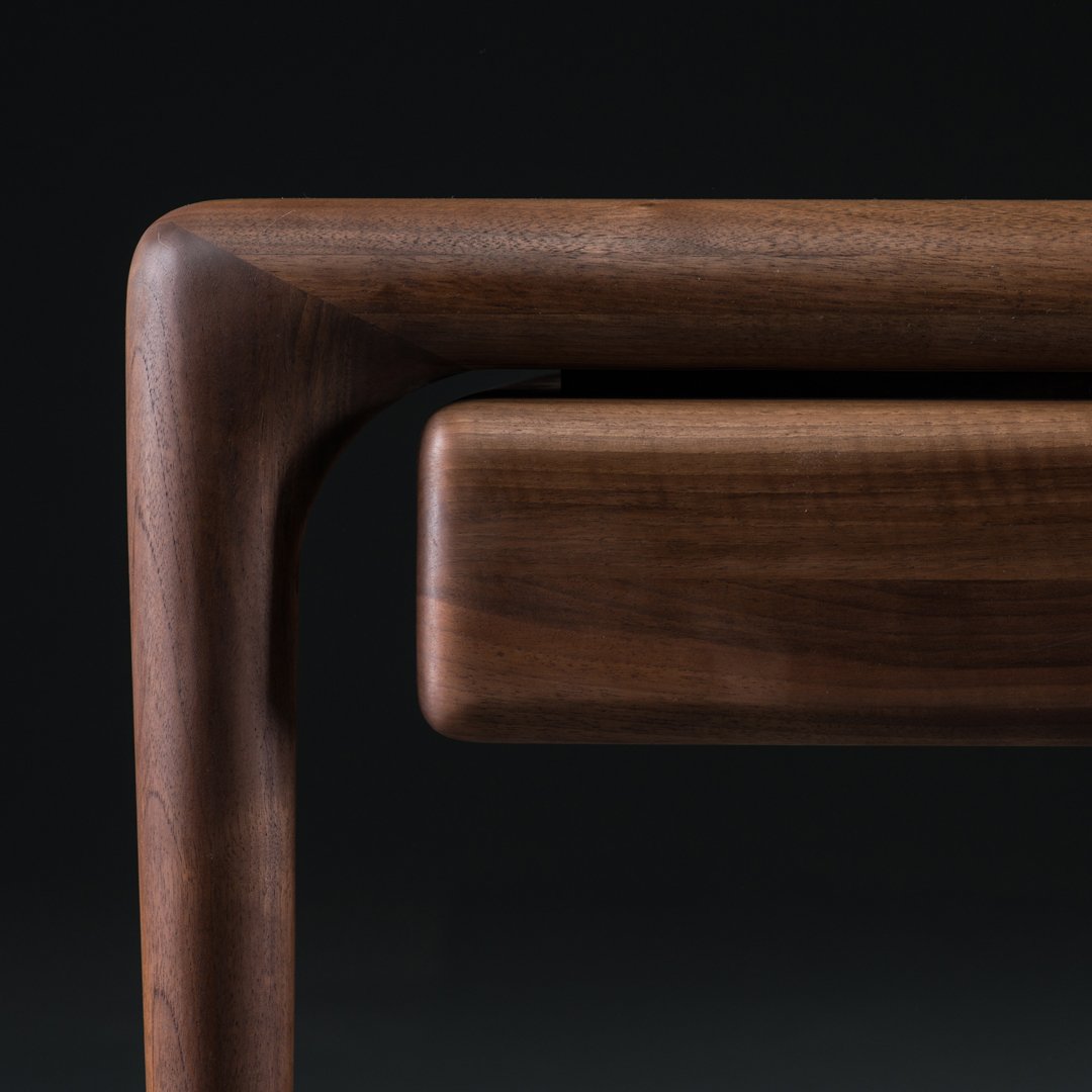 Console en bois massif artisanal avec finition huile naturelle et cire pour couloir