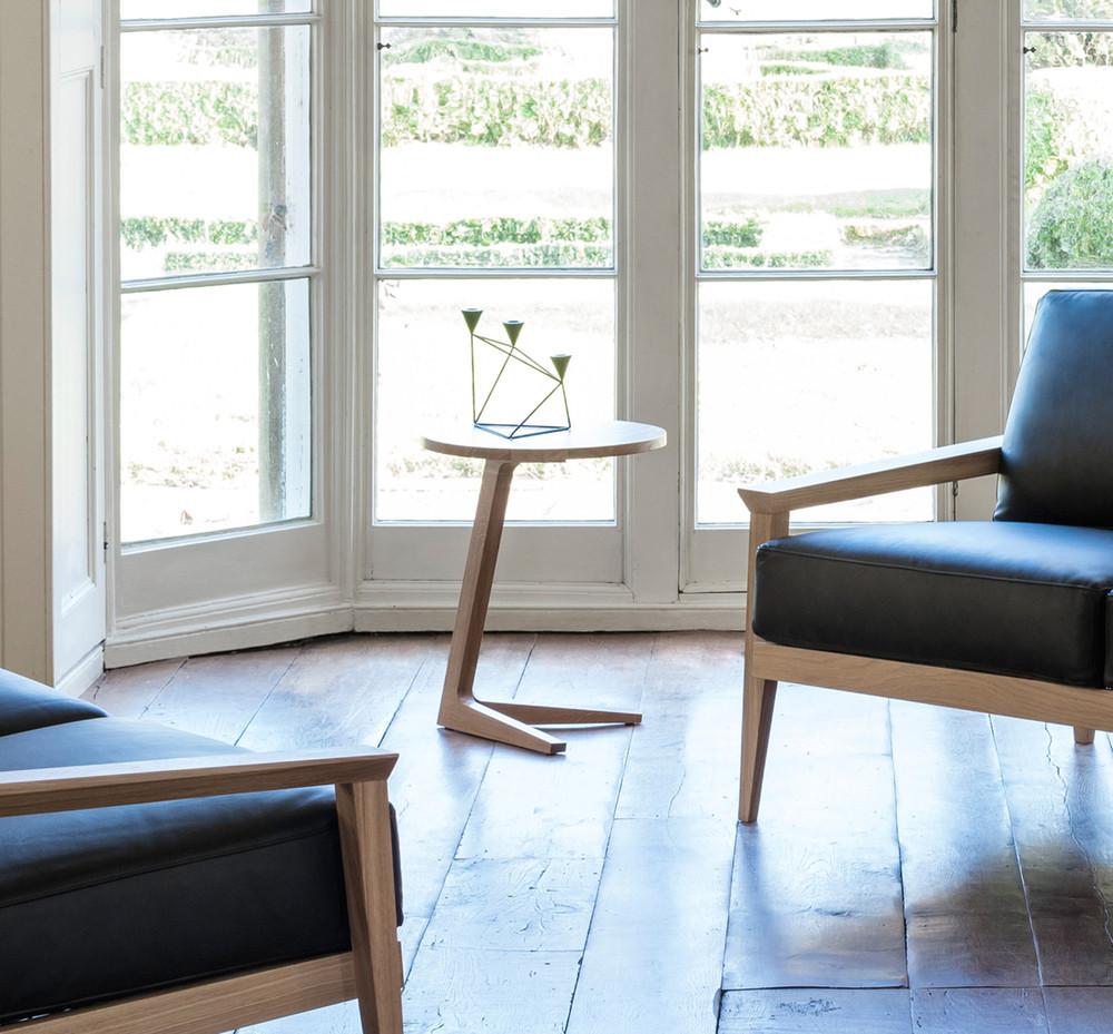 Table d'appoint contemporaine en chêne massif ou en noyer avec bord chanfreiné et base décalée pour salon